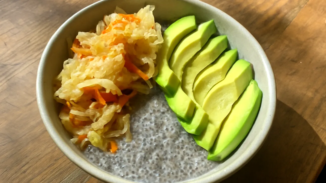 Pudding de graines de chia aux légumes fermentés et avocat"