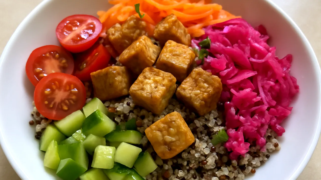 Salade de quinoa au tempeh et légumes lacto-fermentés"