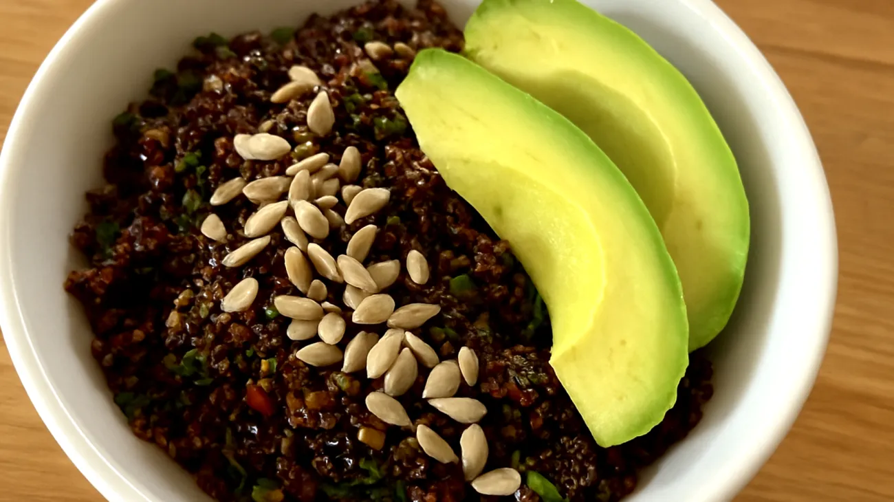 Salade de quinoa noir aux graines de tournesol et avocat"