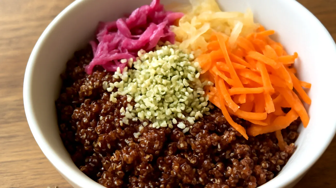 Salade de quinoa rouge aux graines de chanvre et légumes fermentés"