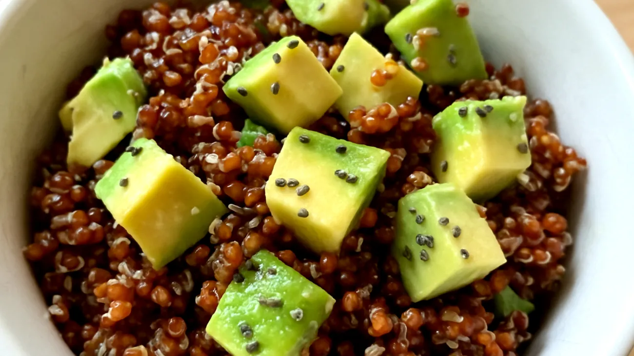 Salade de quinoa rouge aux graines de chia et avocat"